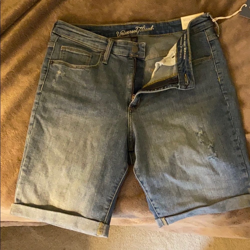 Bermuda shorts in distressed medium wash denim